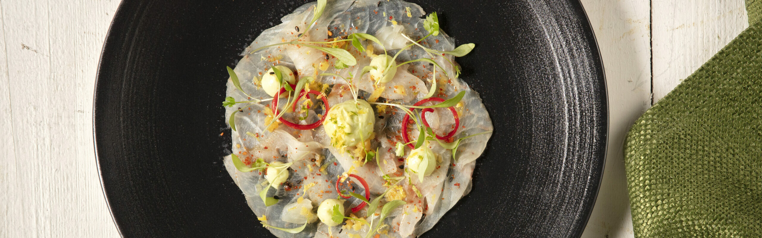 Stone bass ceviche, avocado lime purée, gin ger dressing, coriander cress, pickled red chilli, togarashi (c)